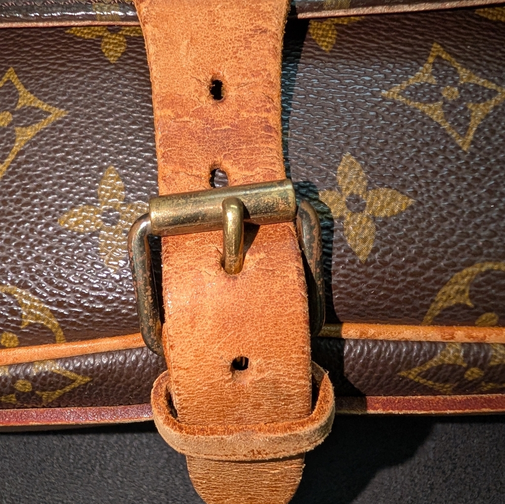 Louis Vuitton Monogram Crossbody Bag - Picture 6 of 10